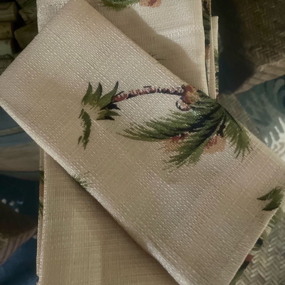 New in Package Palm Beach Palm Tree on Ecru Background Tablecloth 70” Round - Picture 4 of 4